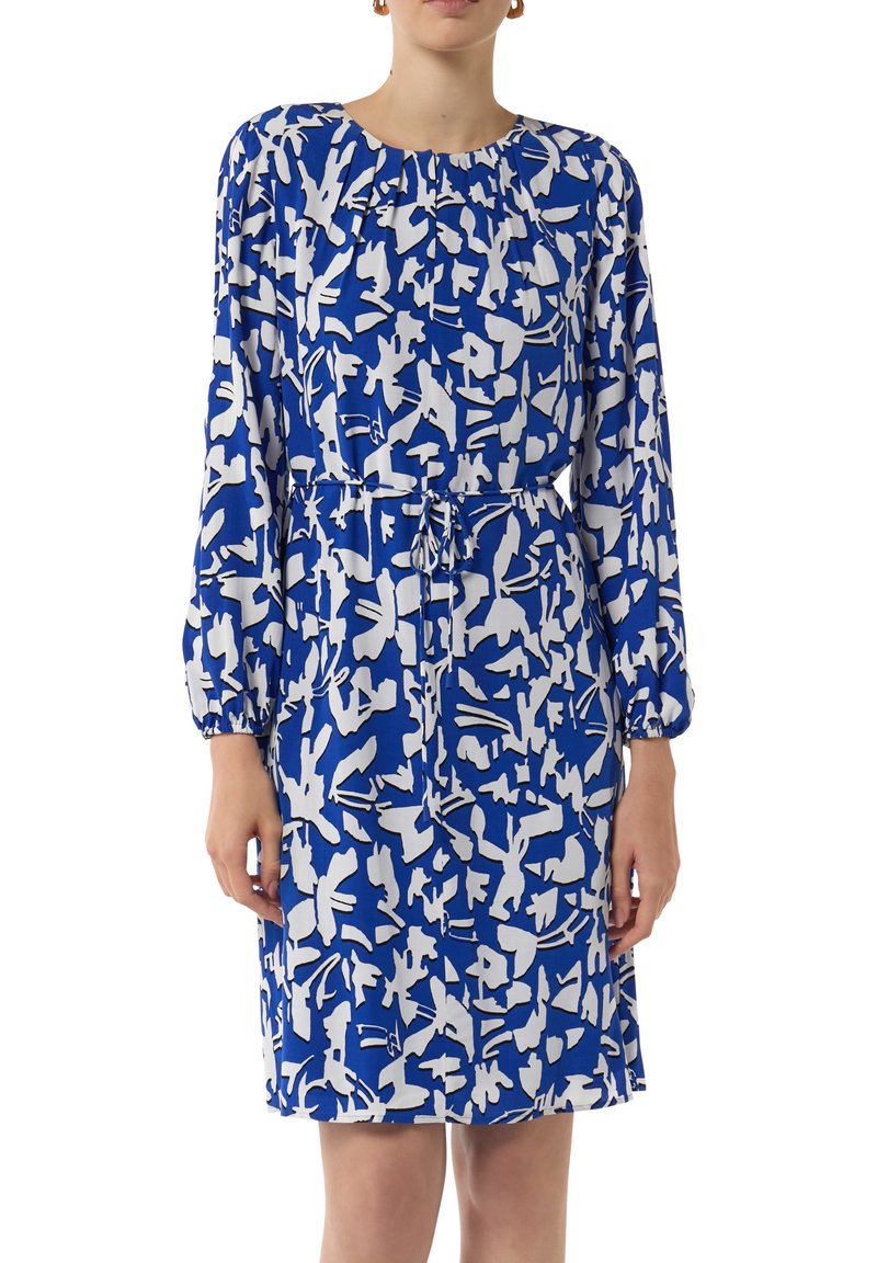 Blau-weißer gemusterter Kleid mit langen Ärmeln, gerafftem Ausschnitt und verstellbarem Bindegürtel. Verfügt über eine lockere Passform und eine weiche Stofftextur.