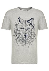 Camiseta gris de manga corta con un diseño geométrico de lobo en azul oscuro, con un tejido texturizado y cuello redondo.