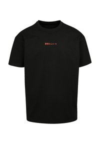 Zwarte katoenen t-shirt met korte mouwen, met oranje Japanse tekst op de borst. Klassieke ronde hals en een ontspannen pasvorm.