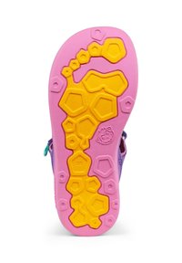 Suola di sandalo per bambini di colore viola con un motivo testurizzato che presenta tonalità gialle e rosa. Sono visibili forme esagonali e un design giocoso.