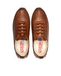 Brune læderslips-on sko med perforeret design, vævede detaljer og en marineblå flap. Lyse indersåler med brandmærke.