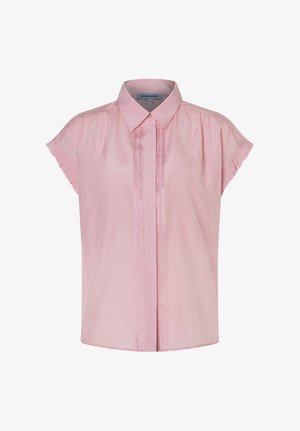 Hellrosa Kurzarmbluse mit klassischem Kragen und vertikaler plisseeartiger Verzierung vorne.