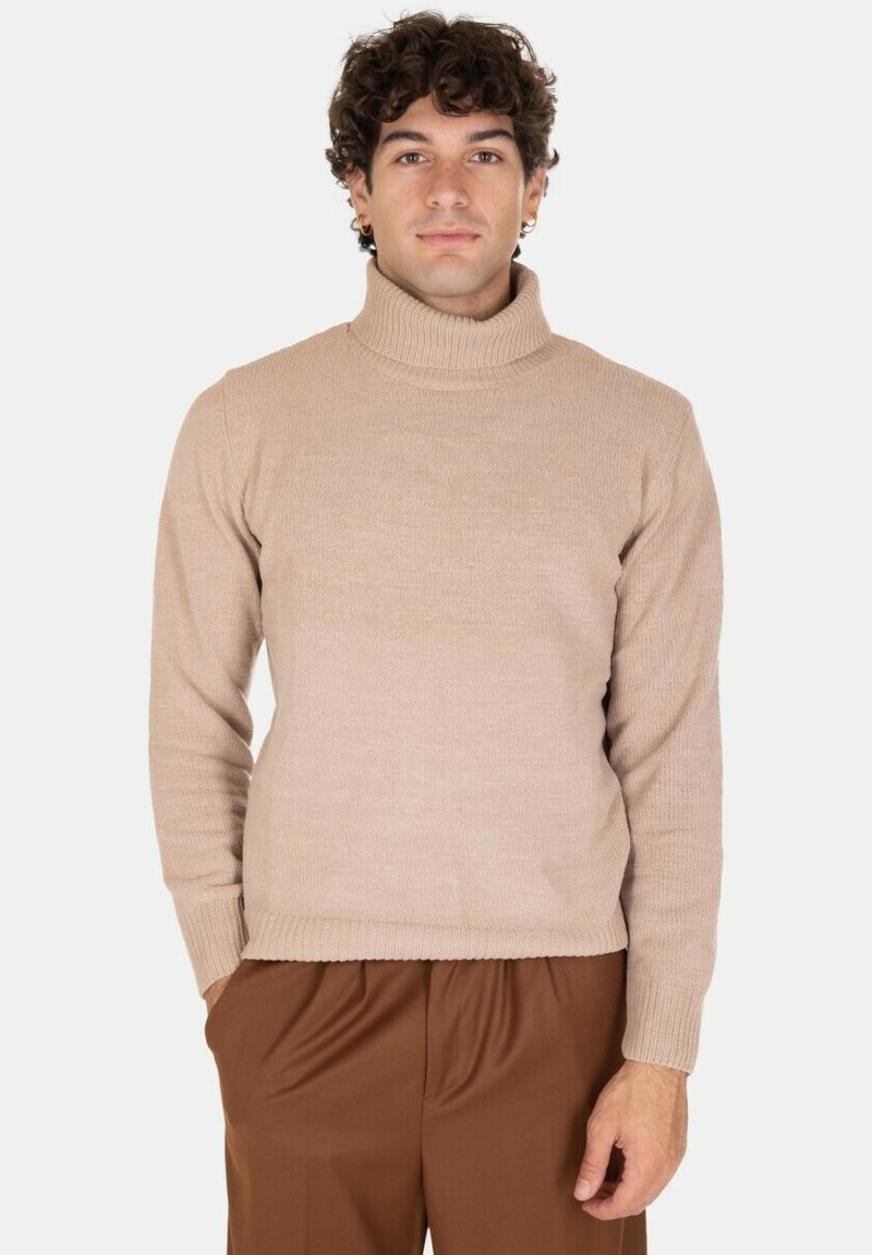Maglione a collo alto beige realizzato in morbido tessuto a maglia. Design fitted con dettagli a coste sul collo e sull'orlo. Maniche lunghe classiche.
