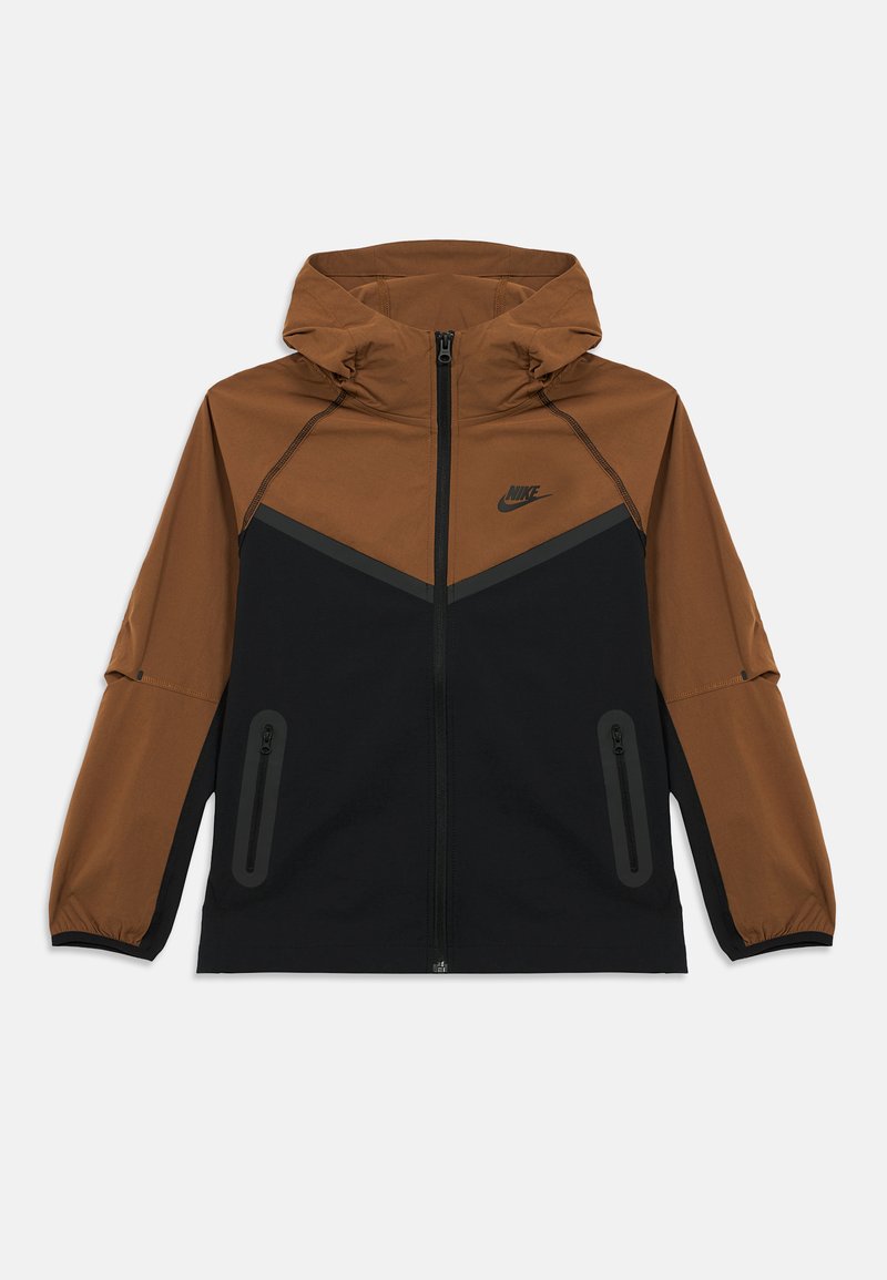 Nike jaka ar brūnu un melnu krāsu bloku dizainu, vieglu audumu, kapuci un ar rāvējslēdzējiem aizveramas sānu kabatas.