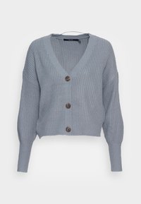 Jasnoniebieski, krótki kardigan z dekoltem w serek, żebrowaną fakturą, obniżonymi ramionami oraz trzema brązowymi guzikami z przodu.