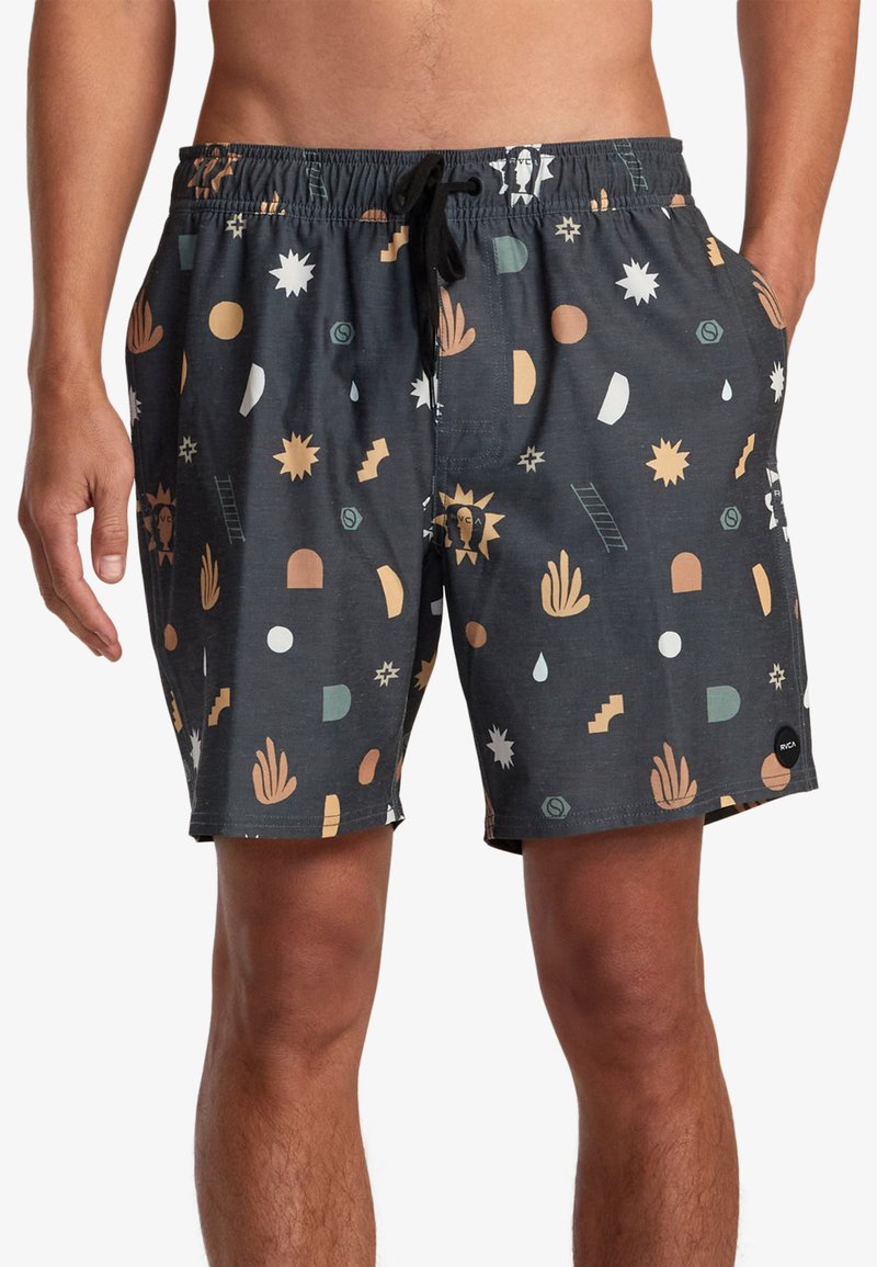 Svarta simshorts med flerfärgade geometriska och organiska former, med en elastisk midja, snörning och sidfickor.