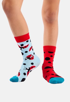 1 PAAR MIT 2 UNTERSCHIEDLICHEN DESIGNS MOTIV MARIENKÄFER - Sokken - mehrfarbig