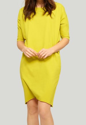 Robe jaune à manches courtes, coupe décontractée et ourlet légèrement arrondi. Texture lisse, design minimaliste et couleur vive.