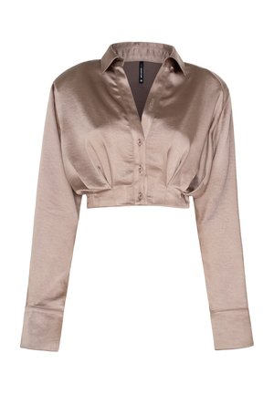 Blusa cropped beige con finitura satinata, bottoni, maniche lunghe, collo appuntito e leggere arricciature sotto il petto.