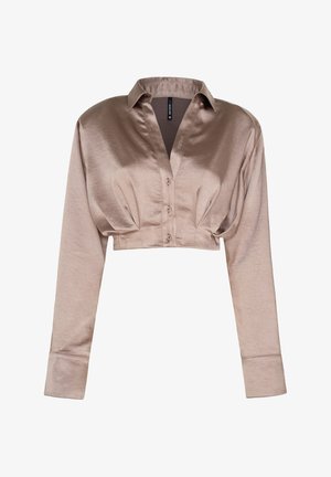 Blusa cropped beige con finitura satinata, bottoni, maniche lunghe, collo appuntito e leggere arricciature sotto il petto.
