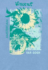 Camiseta gráfica azul con girasoles en amarillo y turquesa, con texto en colores vibrantes que dice "Vincent", "Ámsterdam" y "Van Gogh".