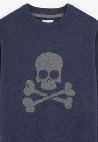 Marineblauwe gebreide trui met een groot grijs doodshoofd met gekruiste botten ontwerp gecentreerd op de borst.