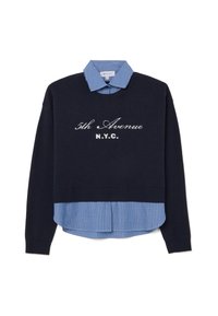 Dunkelblauer Pullover mit einem blauen gestreiften Hemd, das am unteren Ende herausblitzt, mit weißem gesticktem Text "5th Avenue N.Y.C." auf der Vorderseite.
