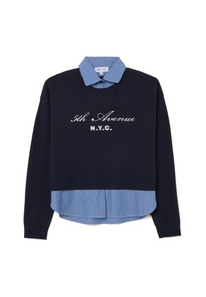 Dunkelblauer Pullover mit einem blauen gestreiften Hemd, das am unteren Ende herausblitzt, mit weißem gesticktem Text "5th Avenue N.Y.C." auf der Vorderseite.
