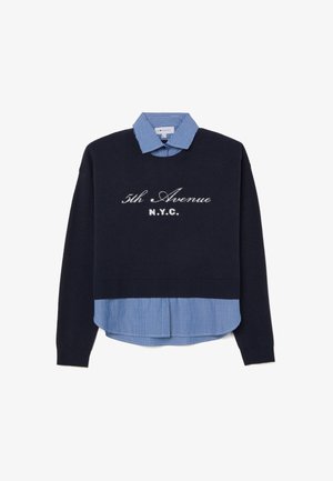 Dunkelblauer Pullover mit einem blauen gestreiften Hemd, das am unteren Ende herausblitzt, mit weißem gesticktem Text "5th Avenue N.Y.C." auf der Vorderseite.