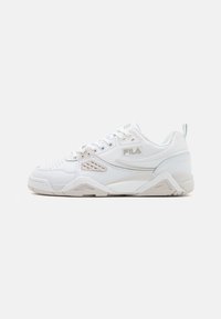 Sneaker de sport blanche avec un dessus en cuir texturé, des accents clairs, des panneaux en maille et une semelle rembourrée. Logo Fila sur le côté.