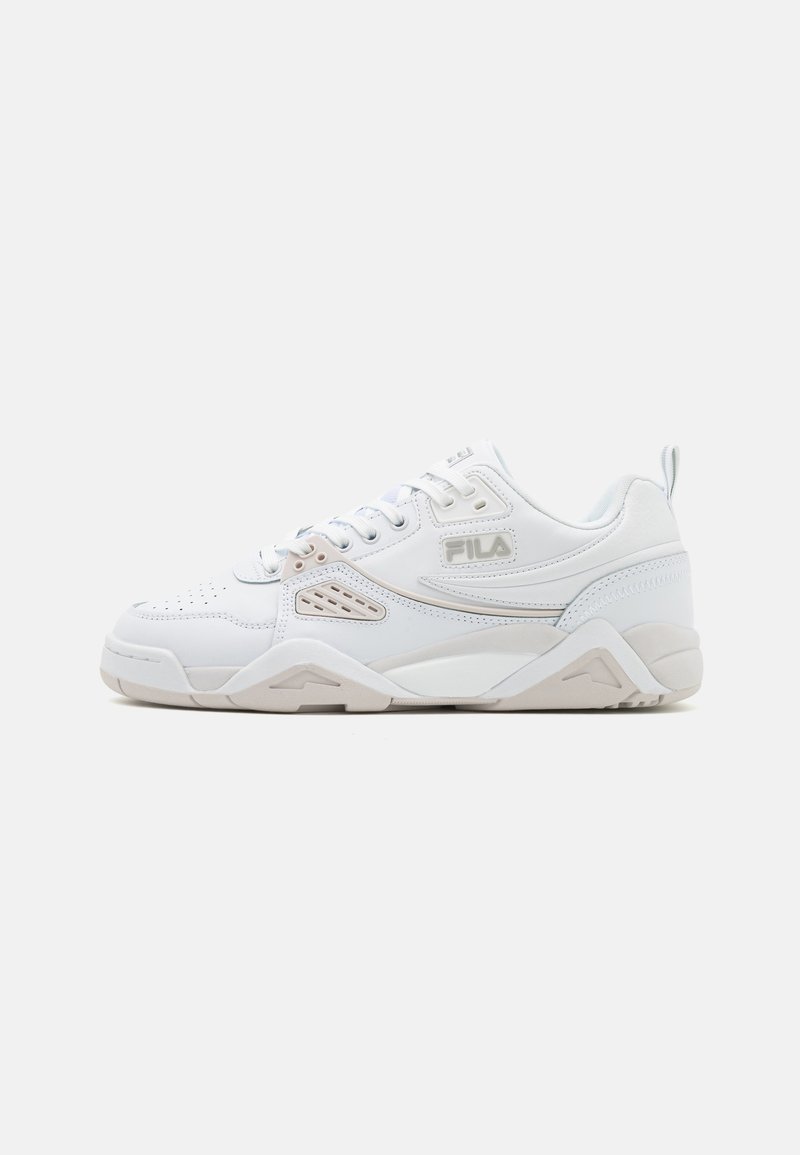 Sneaker de sport blanche avec un dessus en cuir texturé, des accents clairs, des panneaux en maille et une semelle rembourrée. Logo Fila sur le côté.