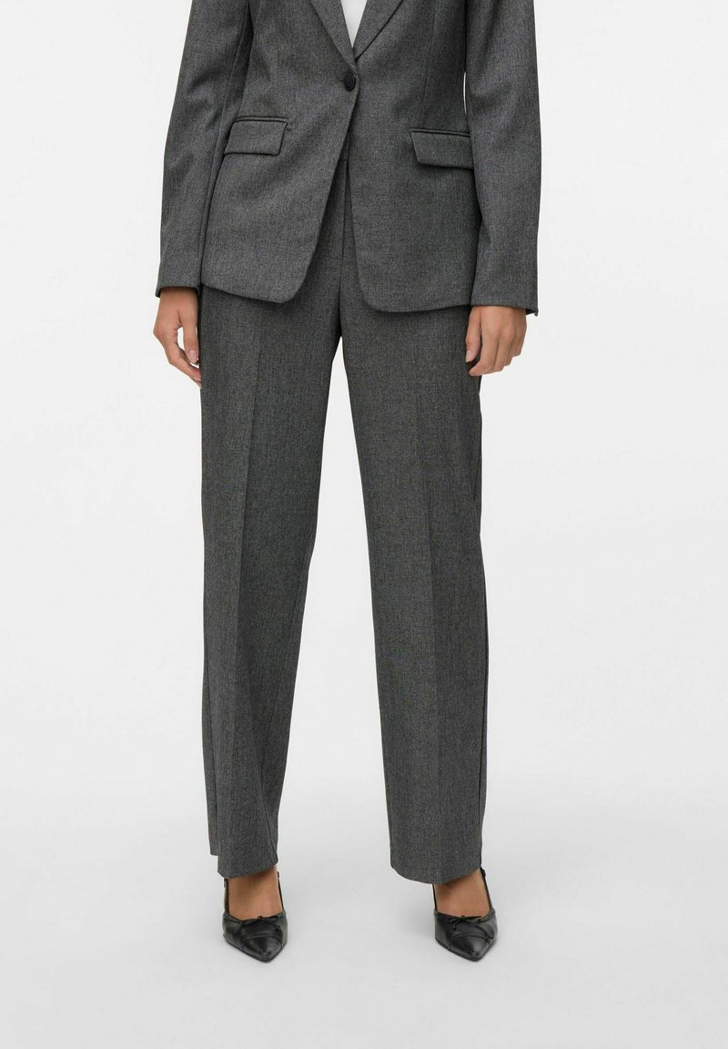 Grå skreddersydd dressjakke med matchende grå bukser. Teksturert stoff, hakkede slag og smal passform. Minimalistisk design med subtile detaljer.