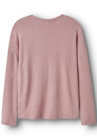 Jasnoróżowy top z długim rękawem z okrągłym dekoltem, miękką fakturą, opadającymi ramionami i luźnym krojem. Prosty dół bez widocznych detali.