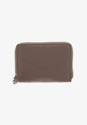 Portefeuille en cuir marron avec un motif en chevrons, fermeture éclair et boucle latérale. Texture lisse avec des détails de couture contrastants.