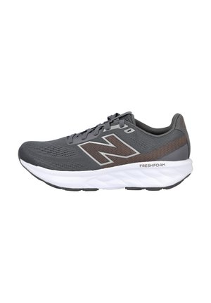 Zapatilla deportiva gris con parte superior de malla, acentos gris oscuro, media suela Fresh Foam blanca y suela de goma negra. Presenta un logo prominente.