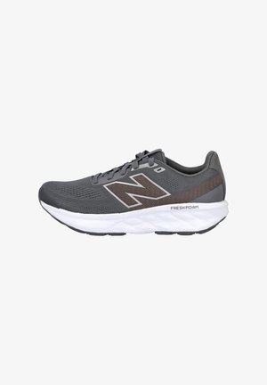 Zapatilla deportiva gris con parte superior de malla, acentos gris oscuro, media suela Fresh Foam blanca y suela de goma negra. Presenta un logo prominente.