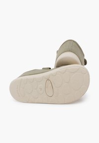Scarpe in tessuto verde con punta arrotondata, fascia in Velcro e suola in gomma bianca testurizzata con motivi circolari. Taglia 24, fatte in Spagna.