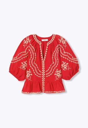 Blouse rouge avec broderie florale crème, manches trois-quarts bouffantes, encolure froncée et ourlet à volants.