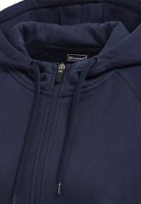 Marineblauer Kapuzenpullover mit Reißverschluss und Kordelzug sowie gepolsterter Kapuze, mit sichtbarem Reißverschluss und hummel-Markenlabel innen im Kragen.