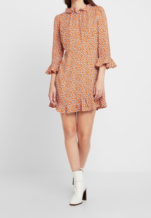 Oranges Blumenmuster-Kleid mit Rüschärmeln, Knopfdetails und ausgestelltem Saum. Es zeigt weiße Blumen mit blauen Akzenten auf einem strukturierten Stoff.