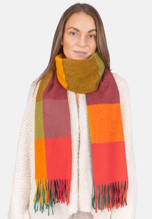 Écharpe en laine avec un design en patchwork aux couleurs orange, rouge, vert et gris, finie avec des bords frangés.