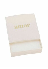 Rektangulär, blekrosa box med en slät yta; den har ordet "amor" i guldtext på locket och en vit inredning.