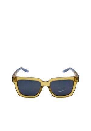 Occhiali da sole rettangolari con montatura gialla traslucida e lenti scure con un piccolo logo Nike bianco sulla lente destra.