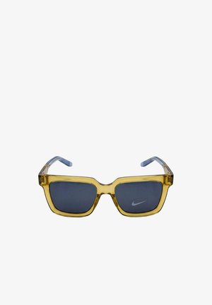 Occhiali da sole rettangolari con montatura gialla traslucida e lenti scure con un piccolo logo Nike bianco sulla lente destra.
