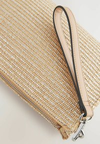 Vävd halm clutchväska med en beige och metallisk glans, utrustad med ett handtag i brunt läder och detalj i silverfärgad dragkedja.