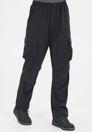 Zwarte cargobroek met een elastische tailleband, meerdere zakken en een relaxed fit. Gemaakt van lichtgewicht, duurzaam materiaal voor comfort.