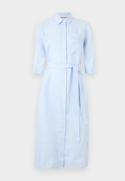 Φόρεμα πουκάμισο midi σε ανοιχτό μπλε με μανίκια 3/4, κουμπιά μπροστά, τσέπη στο στήθος και ζώνη στη μέση που δένει.