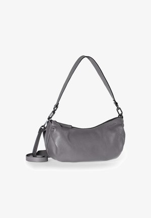 Borsa a spalla in pelle grigia con forma curvata, finitura texturizzata, tracolla regolabile e apertura con zip. Design minimalista con hardware metallico.