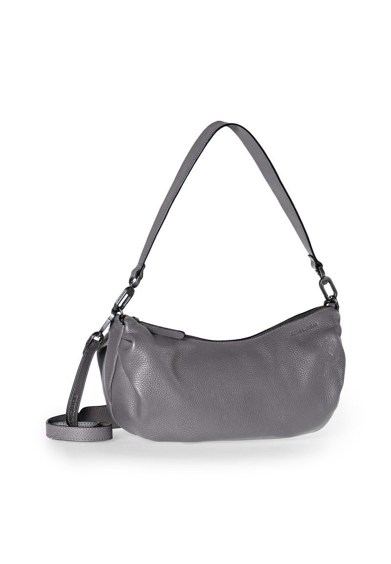 Borsa a spalla in pelle grigia con forma curvata, finitura texturizzata, tracolla regolabile e apertura con zip. Design minimalista con hardware metallico.