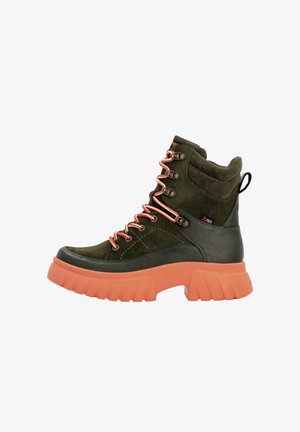 Botte à cheville en daim et cuir vert avec une épaisse semelle orange, dotée d'accents latéraux matelassés et de lacets orange contrastants.