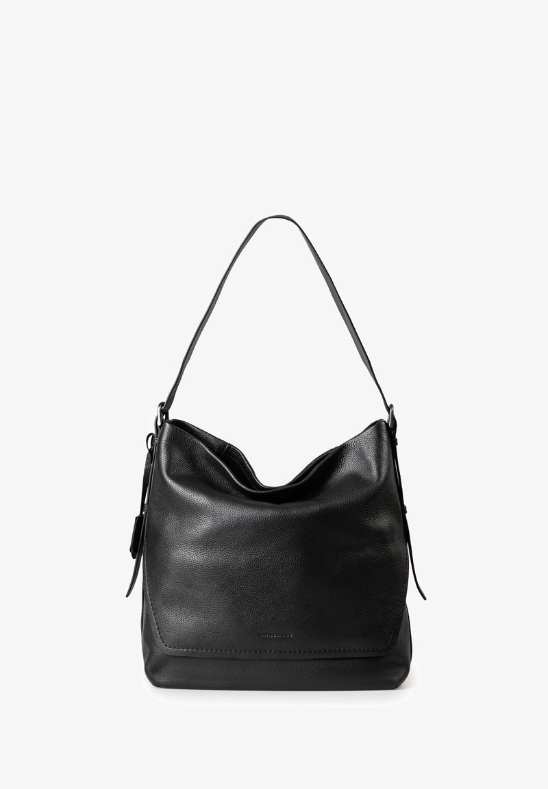 Schwarze Leder-Schultertasche mit einer geschwungenen Oberseite, glatter Textur und einem langen Einriemen. Sie besitzt ein dezentes Logo und ein minimalistisches Design.