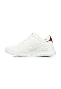Sneakers da ginnastica bianchi con un design elegante, caratterizzati da una tomaia perforata, una texture liscia e un accento rosa oro metallizzato sul tallone.