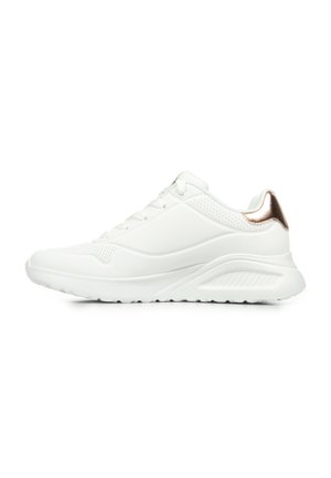Baskets de sport blanches au design épuré, avec un dessus perforé, une texture lisse et une touche de rose doré métallique au niveau du talon.