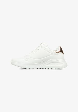Baskets de sport blanches au design épuré, avec un dessus perforé, une texture lisse et une touche de rose doré métallique au niveau du talon.