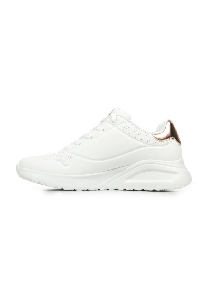 Sneakers da ginnastica bianchi con un design elegante, caratterizzati da una tomaia perforata, una texture liscia e un accento rosa oro metallizzato sul tallone.