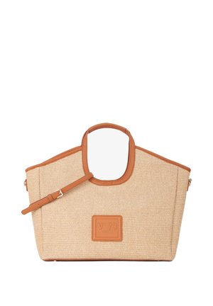 Borsa tote beige intrecciata con rifiniture in pelle color cuoio, manici superiori, tracolla removibile e una toppa rettangolare con logo sul davanti.