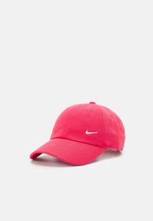 Casquette de baseball Nike rose vif avec visière courbée et logo swoosh blanc Nike à l'avant, sur fond blanc uni.