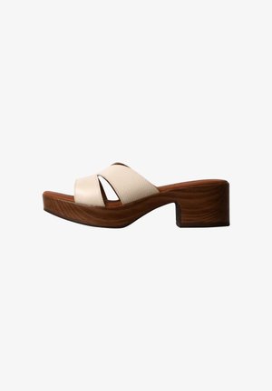 Sandalo scivolo beige in pelle con punta aperta, cinturini incrociati e tacco a blocco in legno marrone con suola platform.