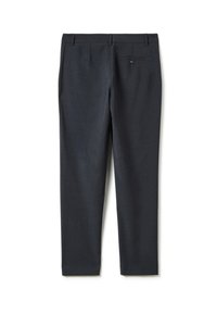 Dunkelgraue maßgeschneiderte Hose mit flacher Vorderseite, geraden Beinen und einer einzelnen Gesäßtasche mit schwarzem Knopfverschluss. Glatte Textur und ohne Muster.
