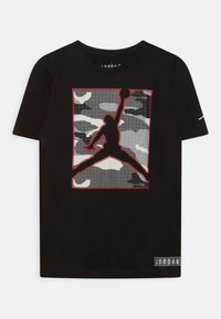 Černé bavlněné tričko s šedobílým maskáčovým vzorem s červeným obrysem a bílým logem Jumpman ve spodní střední části.